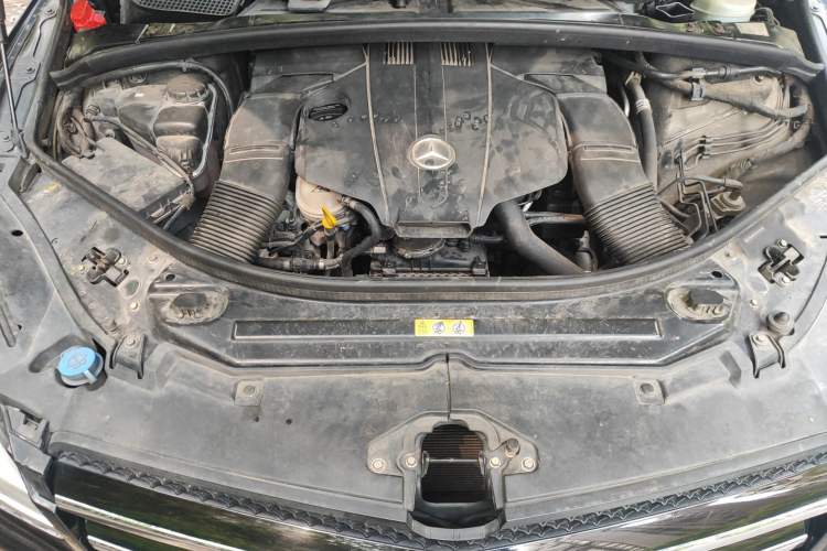 Used Mercedes-Benz R-Class 2014 R 320 4MATIC Business Model Engine Bay
