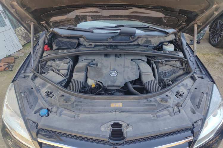 Used Mercedes-Benz R-Class 2014 R 320 4MATIC Luxury Model Engine Bay