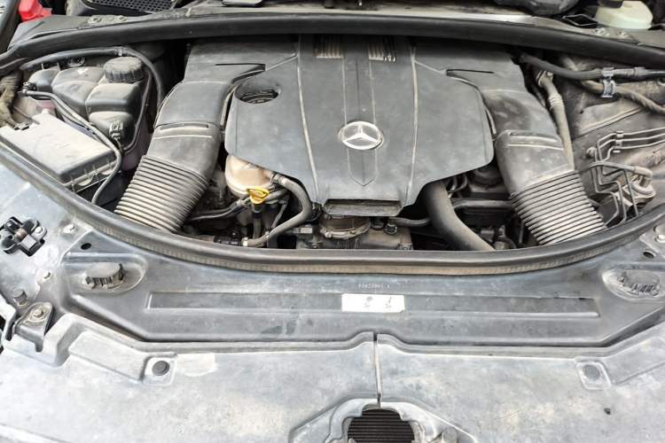 Used Mercedes-Benz R-Class 2014 R 320 4MATIC Business Model Engine Bay