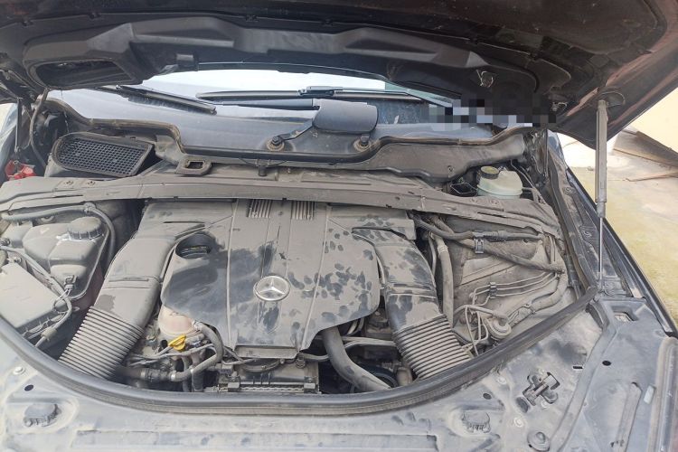 Used Mercedes-Benz R-Class 2014 R 400 4MATIC Business Model Engine Bay