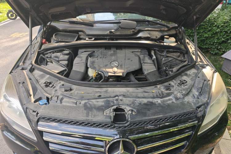 Used Mercedes-Benz R-Class 2014 R 320 4MATIC Business Model Engine Bay