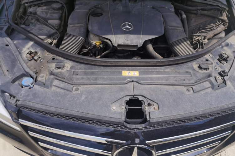 Used Mercedes-Benz R-Class 2014 R 320 4MATIC Luxury Model Engine Bay
