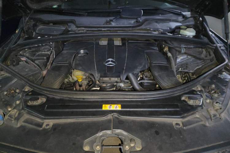 Used Mercedes-Benz R-Class 2014 R 400 4MATIC Business Model Engine Bay