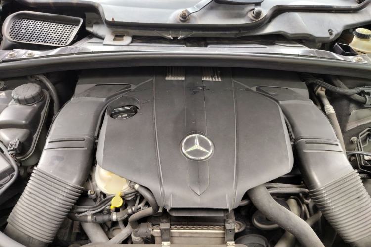 Used Mercedes-Benz R-Class 2014 R 320 4MATIC Business Model Engine Bay