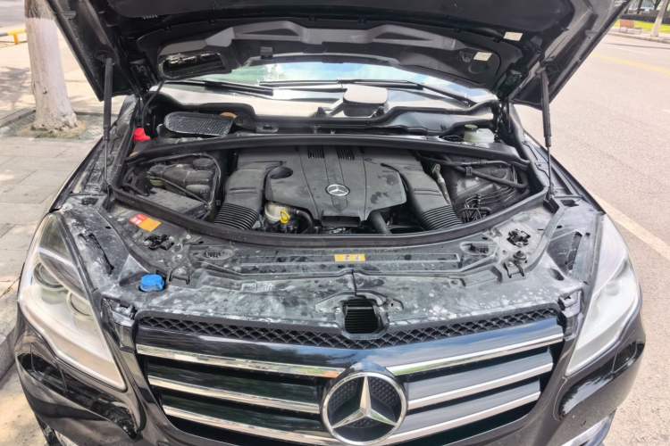 Used Mercedes-Benz R-Class 2014 R 400 4MATIC Luxury Model Engine Bay