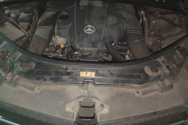 Used Mercedes-Benz R-Class 2014 R 320 4MATIC Business Model Engine Bay