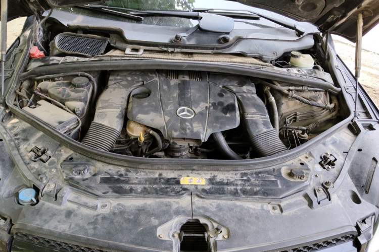 Used Mercedes-Benz R-Class 2014 R 400 4MATIC Business Model Engine Bay