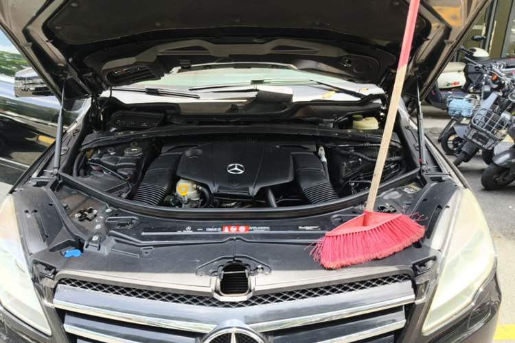 Used Mercedes-Benz R-Class 2014 R 320 4MATIC Business Model Engine Bay