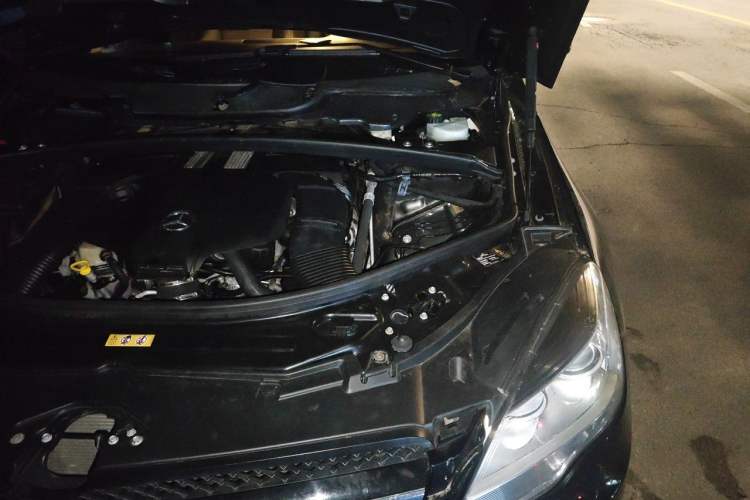 Used Mercedes-Benz R-Class 2014 R 320 4MATIC Luxury Model Engine Bay Left