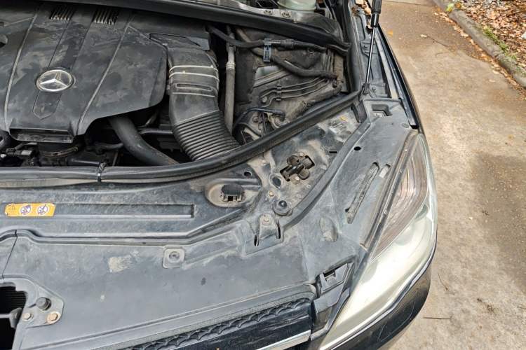 Used Mercedes-Benz R-Class 2014 R 320 4MATIC Luxury Model Engine Bay Left