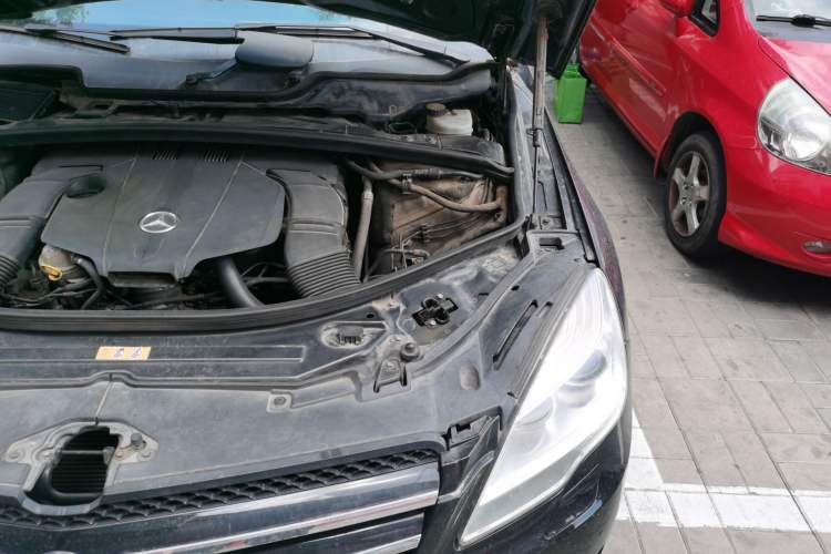 Used Mercedes-Benz R-Class 2014 R 320 4MATIC Business Model Engine Bay Left