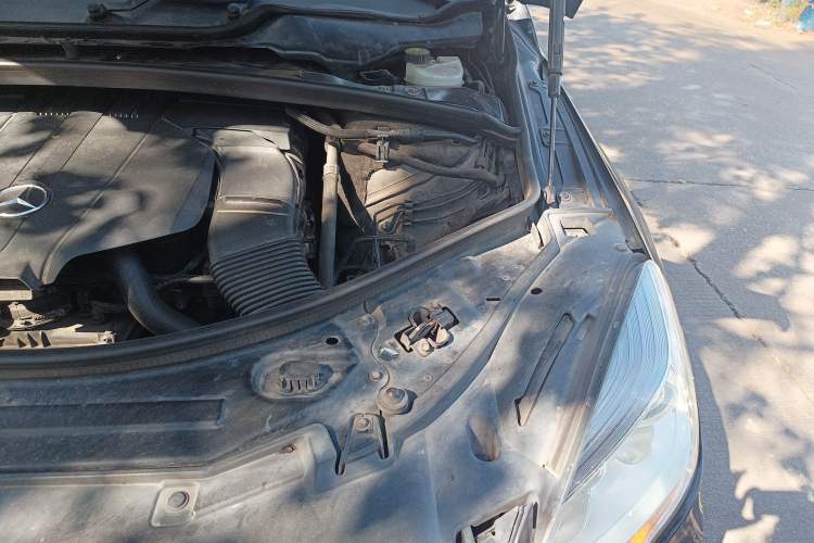 Used Mercedes-Benz R-Class 2014 R 320 4MATIC Luxury Model Engine Bay Left
