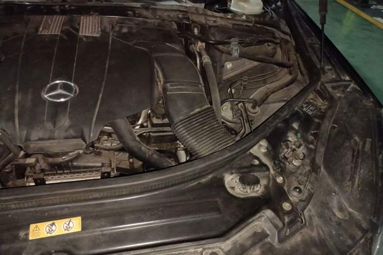 Used Mercedes-Benz R-Class 2014 R 320 4MATIC Business Model Engine Bay Left