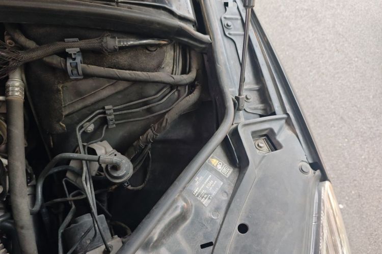 Used Mercedes-Benz R-Class 2014 R 320 4MATIC Luxury Model Engine Bay Left