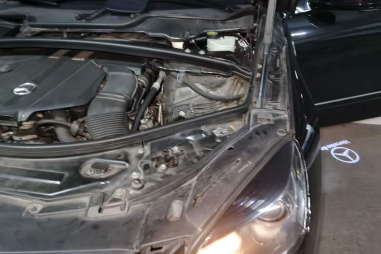 Used Mercedes-Benz R-Class 2014 R 320 4MATIC Business Model Engine Bay Left