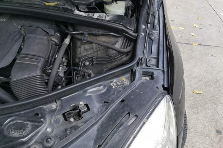 Used Mercedes-Benz R-Class 2014 R 320 4MATIC Luxury Model Engine Bay Left