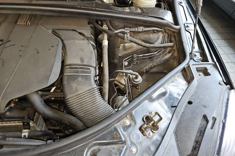 Used Mercedes-Benz R-Class 2014 R 320 4MATIC Business Model Engine Bay Left