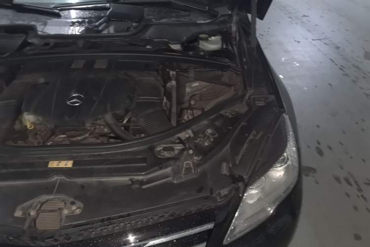 Used Mercedes-Benz R-Class 2014 R 320 4MATIC Luxury Model Engine Bay Left