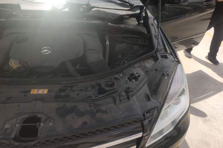 Used Mercedes-Benz R-Class 2014 R 320 4MATIC Luxury Model Engine Bay Left