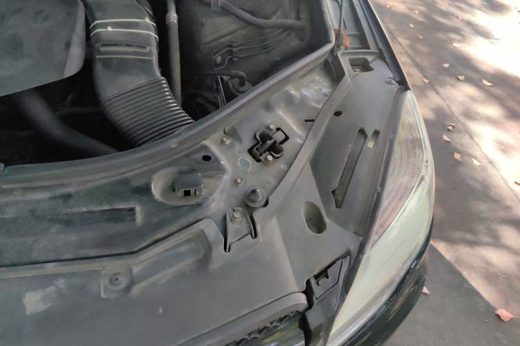 Used Mercedes-Benz R-Class 2014 R 320 4MATIC Luxury Model Engine Bay Left