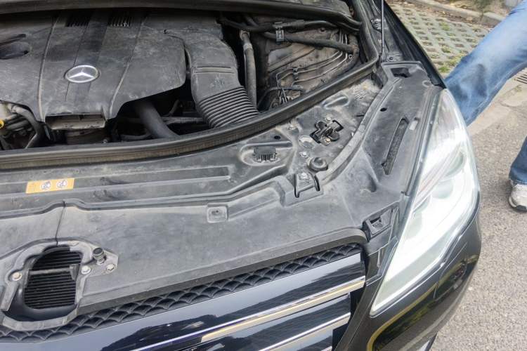 Used Mercedes-Benz R-Class 2014 R 320 4MATIC Luxury Model Engine Bay Left