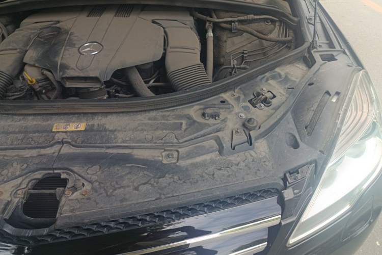 Used Mercedes-Benz R-Class 2014 R 320 4MATIC Luxury Model Engine Bay Left
