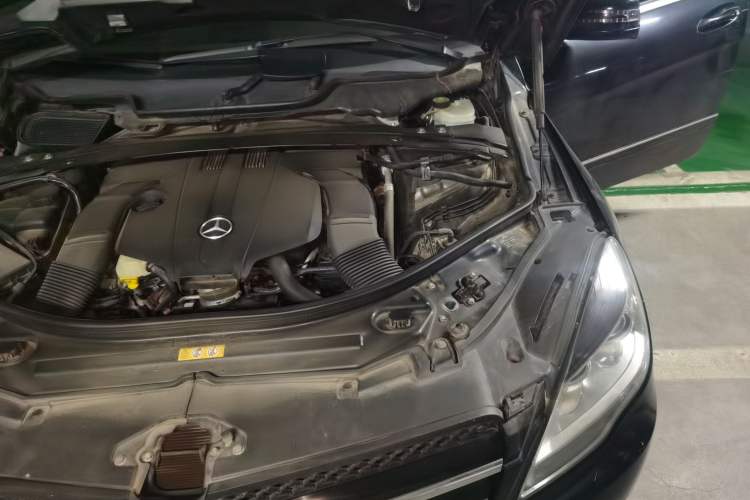 Used Mercedes-Benz R-Class 2014 R 320 4MATIC Luxury Model Engine Bay Left