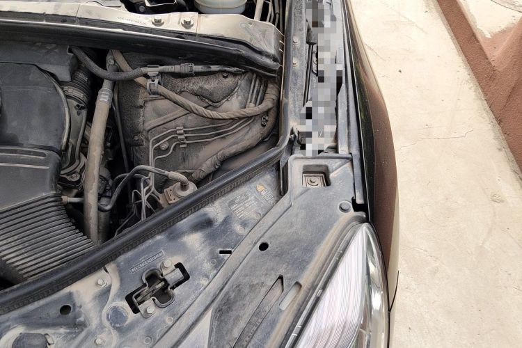 Used Mercedes-Benz R-Class 2014 R 320 4MATIC Luxury Model Engine Bay Left