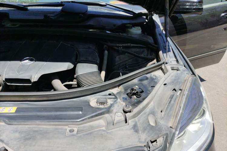 Used Mercedes-Benz R-Class 2014 R 320 4MATIC Luxury Model Engine Bay Left
