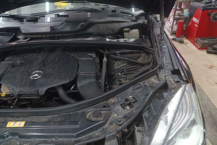 Used Mercedes-Benz R-Class 2014 R 320 4MATIC Luxury Model Engine Bay Left