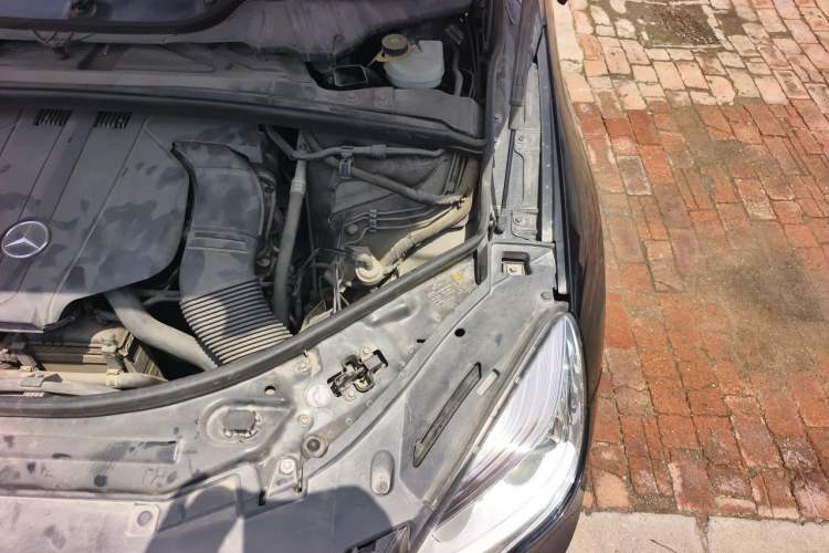 Used Mercedes-Benz R-Class 2014 R 320 4MATIC Luxury Model Engine Bay Left