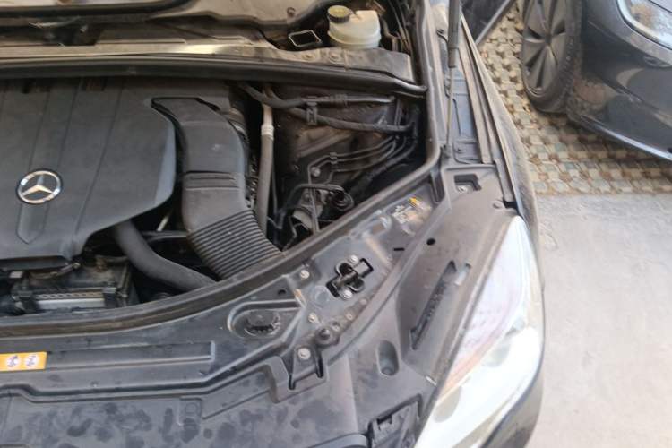 Used Mercedes-Benz R-Class 2014 R 320 4MATIC Luxury Model Engine Bay Left