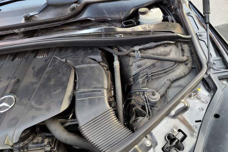 Used Mercedes-Benz R-Class 2014 R 320 4MATIC Business Model Engine Bay Left