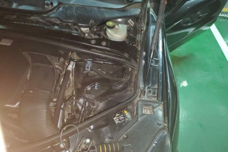 Used Mercedes-Benz R-Class 2014 R 320 4MATIC Luxury Model Engine Bay Left