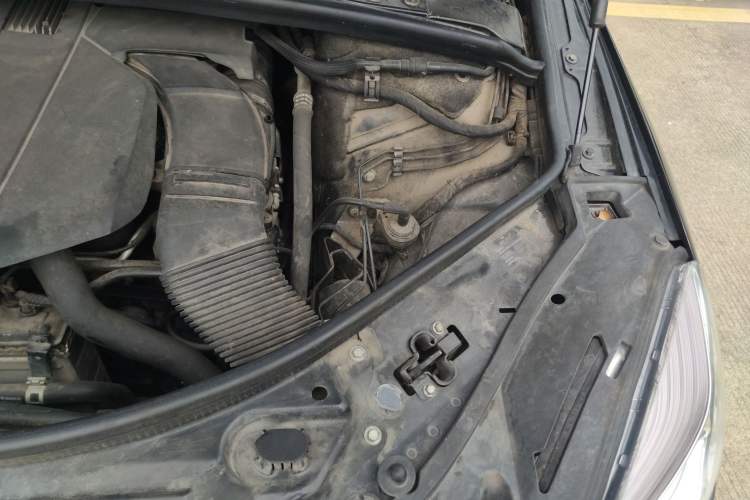 Used Mercedes-Benz R-Class 2014 R 320 4MATIC Luxury Model Engine Bay Left