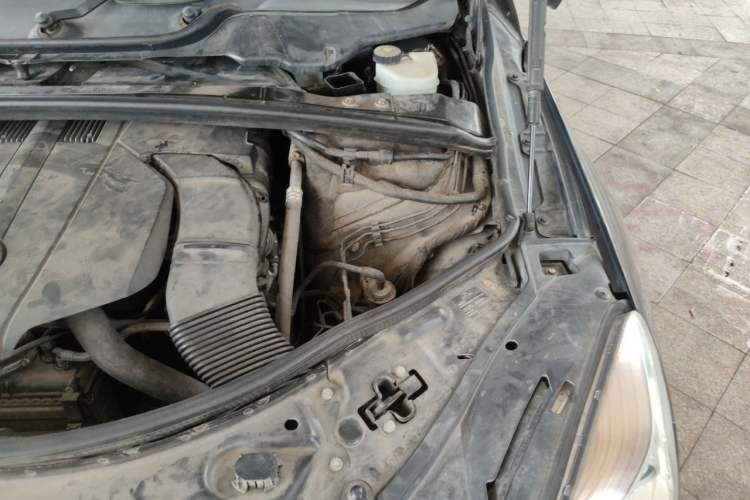 Used Mercedes-Benz R-Class 2014 R 400 4MATIC Luxury Model Engine Bay Left