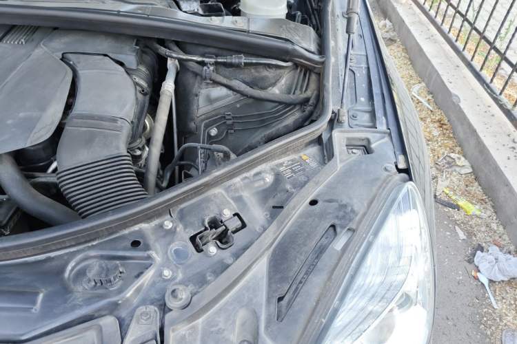 Used Mercedes-Benz R-Class 2014 R 320 4MATIC Business Model Engine Bay Left
