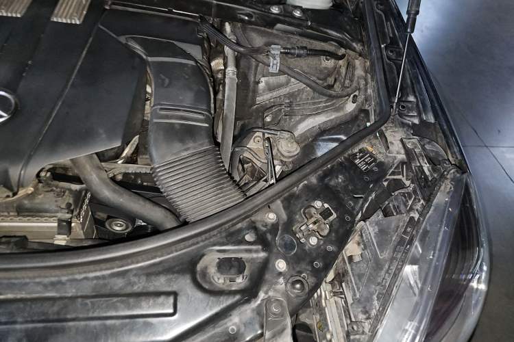 Used Mercedes-Benz R-Class 2014 R 320 4MATIC Business Model Engine Bay Left