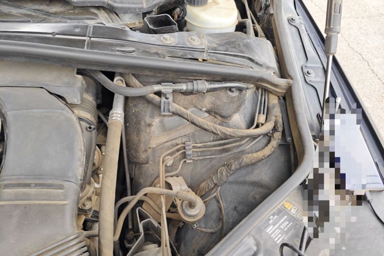 Used Mercedes-Benz R-Class 2014 R 320 4MATIC Luxury Model Engine Bay Left