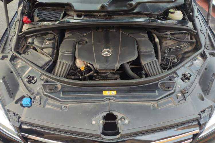 Used Mercedes-Benz R-Class 2014 R 320 4MATIC Business Model Engine Bay