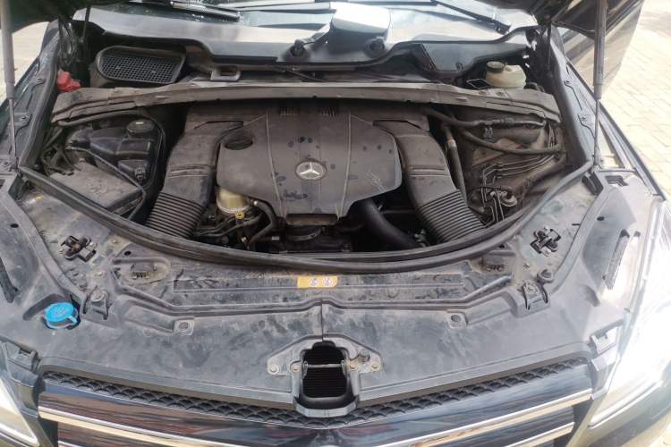 Used Mercedes-Benz R-Class 2014 R 400 4MATIC Business Model Engine Bay