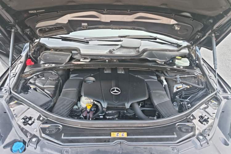 Used Mercedes-Benz R-Class 2014 R 320 4MATIC Business Model Engine Bay