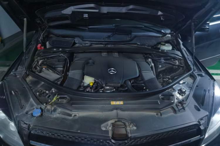 Used Mercedes-Benz R-Class 2014 R 320 4MATIC Luxury Model Engine Bay