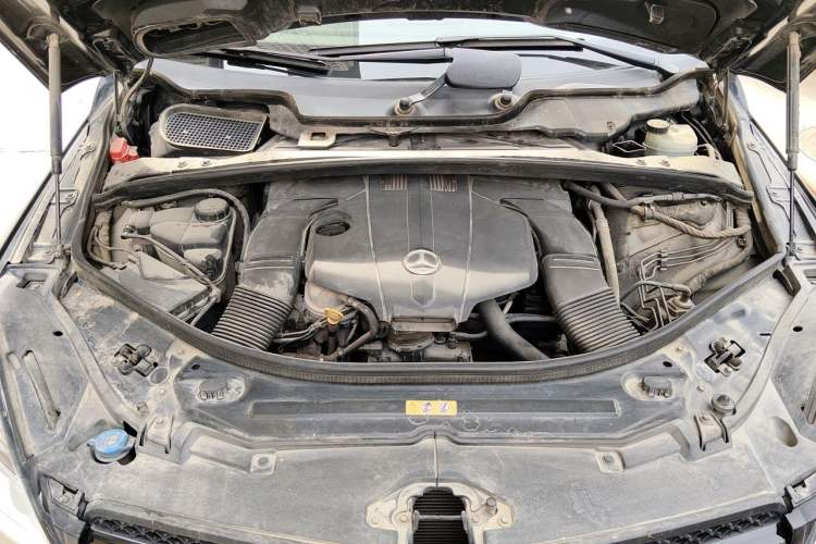Used Mercedes-Benz R-Class 2014 R 320 4MATIC Luxury Model Engine Bay
