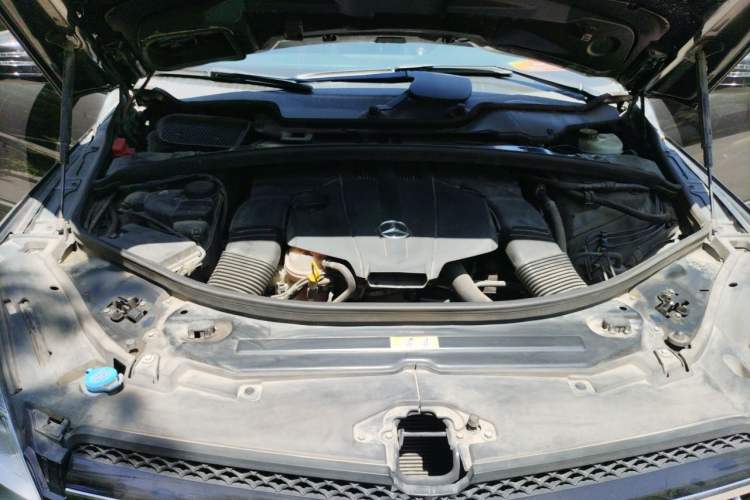 Used Mercedes-Benz R-Class 2014 R 320 4MATIC Luxury Model Engine Bay