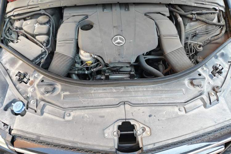 Used Mercedes-Benz R-Class 2014 R 400 4MATIC Business Model Engine Bay