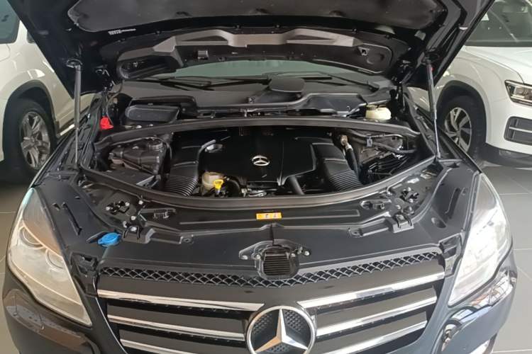 Used Mercedes-Benz R-Class 2014 R 320 4MATIC Business Model Engine Bay