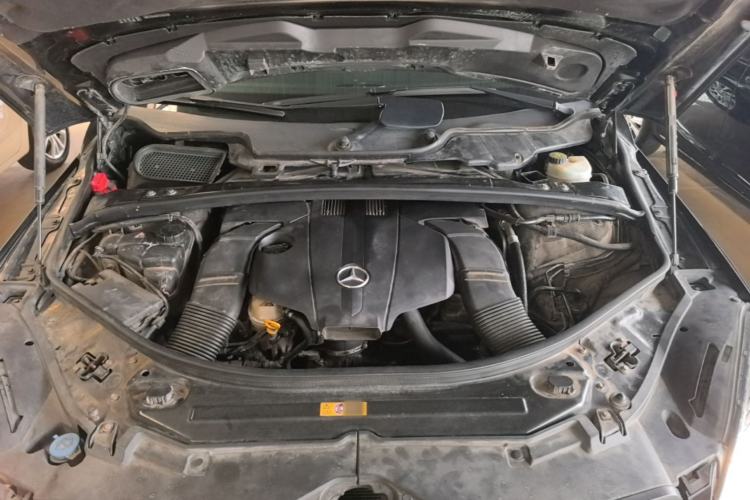 Used Mercedes-Benz R-Class 2014 R 320 4MATIC Business Model Engine Bay