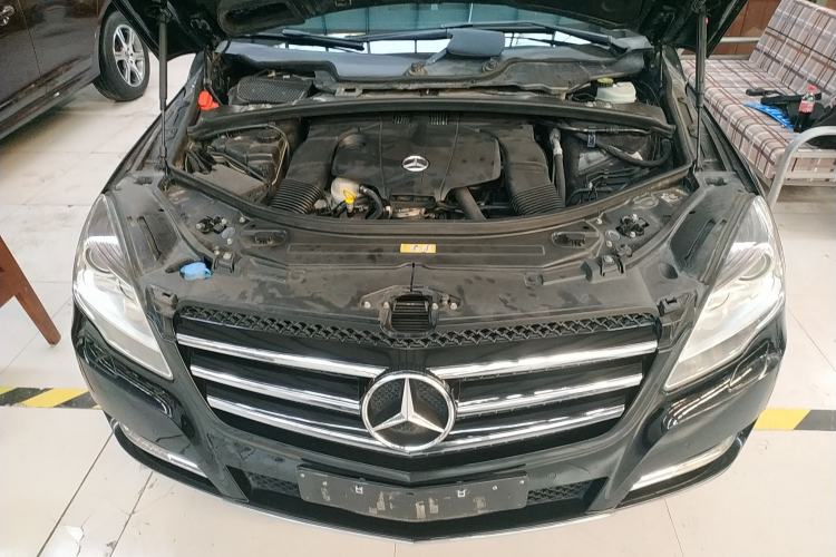 Used Mercedes-Benz R-Class 2014 R 320 4MATIC Luxury Model Engine Bay