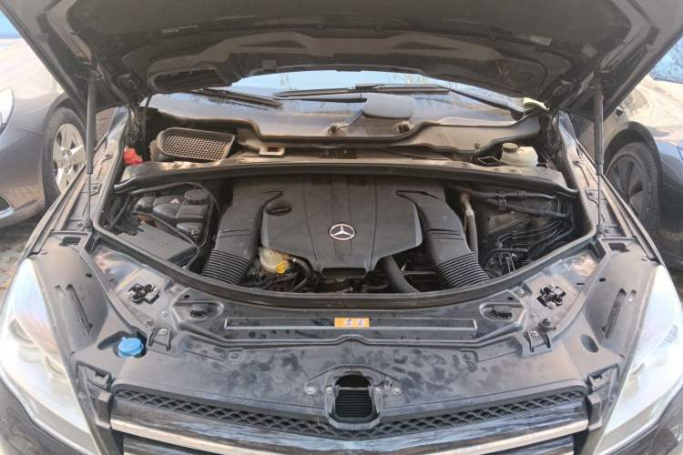 Used Mercedes-Benz R-Class 2014 R 320 4MATIC Luxury Model Engine Bay